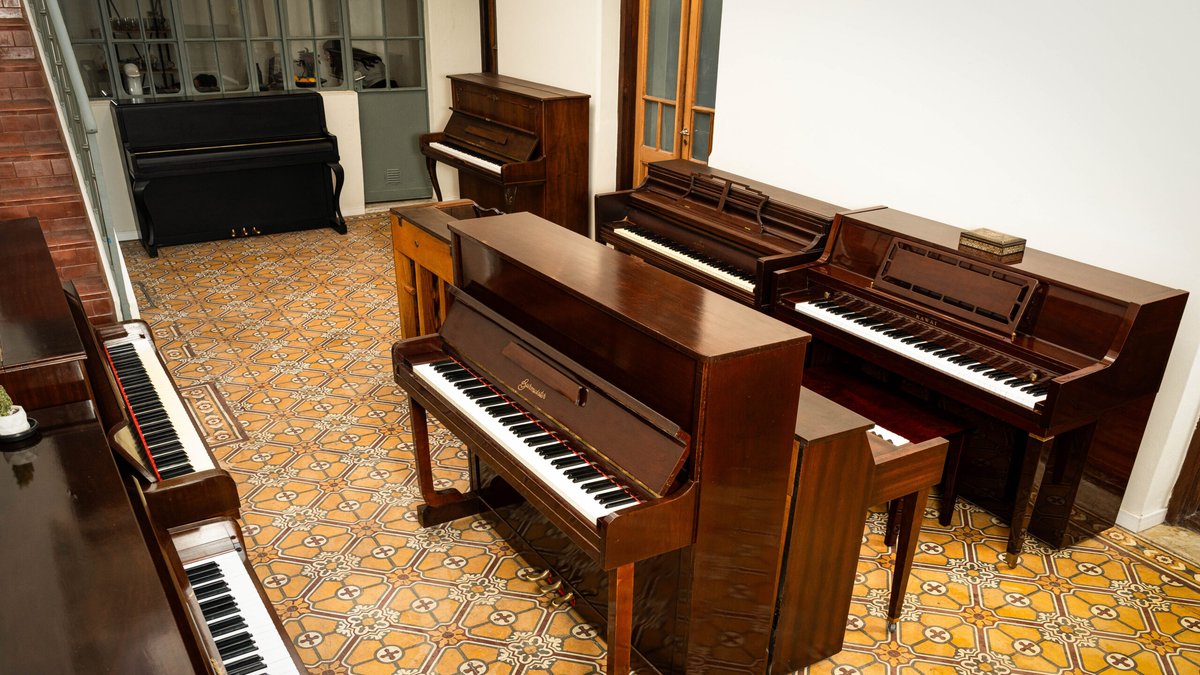 Un piano abierto bajo una luz suave puede simbolizar un momento de intimidad emocional a punto de comenzar. Foto: Internet/Significado de los sueños.