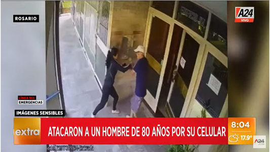 Video | Rosario violento: atacó a un abuelo de 80 años para robarle el celular y lo dejó tirado en el piso