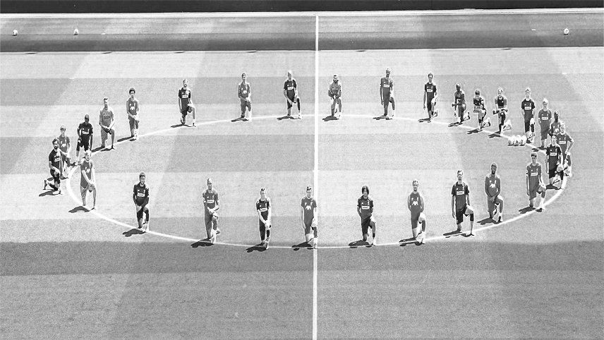 La fuerte imagen del plantel del Liverpool en reclamo por el racismo