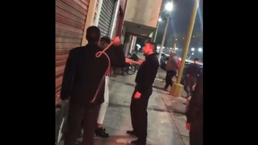 Video: patovicas atacaron con un látigo a una pareja de chicos