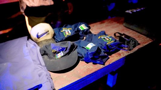 Se hicieron pasar por policías y robaron un millón y medios de pesos, dólares, un auto y una moto