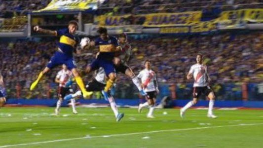 Boca gritaba gol con Salvio, pero el árbitro Sampaio lo anuló (bien) por mano previa de Mas