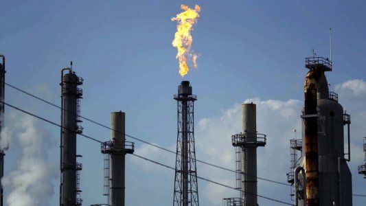 En un mes el petróleo bajó 54% y el valor de las compañías petroleras latinoamericanas disminuyó más del 60%