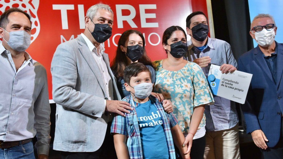Ferraresi entregó viviendas Procrear y Créditos Casa Propia en la provincia de Buenos Aires