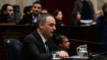 La Justicia ordenó peritar el teléfono del contratista que refaccionó la casa del country de Adorni