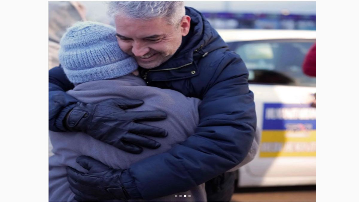 Un taxista se abraza emocionado con un refugiado ucraniano que trajo desde Polonia a Madrid (Foto: Instagram de ABC)