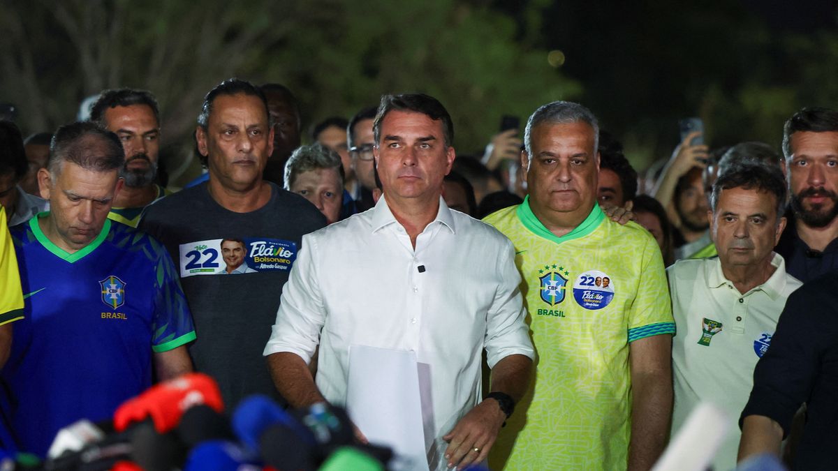 La Justicia brasileña investiga si Flávio Bolsonaro salió del país pese a la prohibición de viajar al exterior. (Foto: Reuters).
