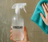 El truco con vinagre para recuperar los vidrios de la ducha y sacar las manchas blancas