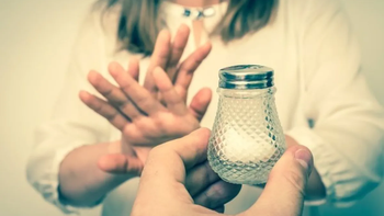 Por qué se considera mala suerte pasar la sal de mano en mano