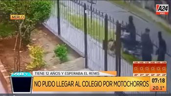 Merlo: así motochorros le roban hasta la tarea. (Captura de Tv) Merlo: así motochorros le roban hasta la tarea. (Captura de Tv)