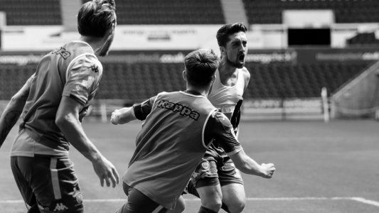 El Leeds de Bielsa ganó sobre la hora y está a punto de ascender a la Premier: el apasionado relato que se volvió viral