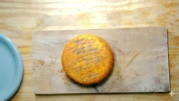 Una receta casera permite obtener un queso de textura dura y sin conservantes, ideal para rallar, mediante un proceso de cocción, prensado y maduración. Una receta casera permite obtener un queso de textura dura y sin conservantes, ideal para rallar, mediante un proceso de cocción, prensado y maduración.