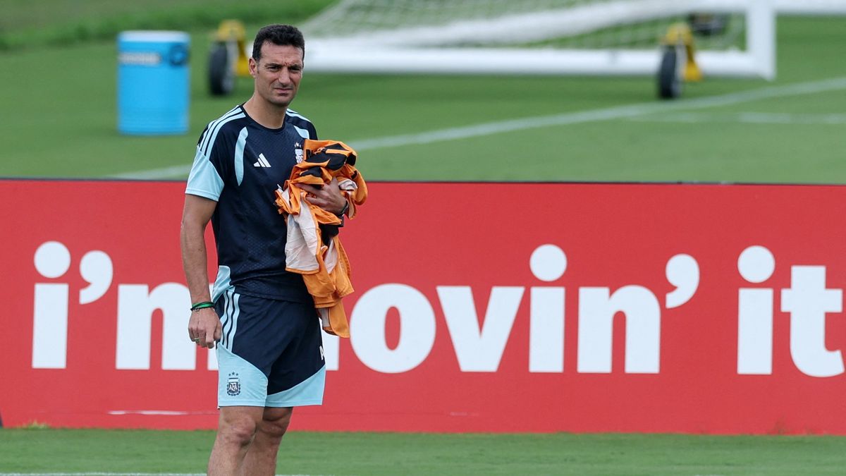 Lionel Scaloni en el último entrenamiento de la Selección argentina antes de la semifinal del Mundial 2026 frente a Inglaterra. (Foto: Reuters)