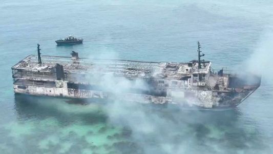 Impactante incendio de un ferry en la costa: al menos 5 muertos y más de 80 desaparecidos