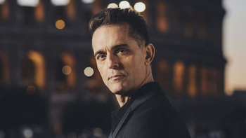 Pedro Alonso vuelve a conquistar Netflix con una historia de robos, amor y traiciones