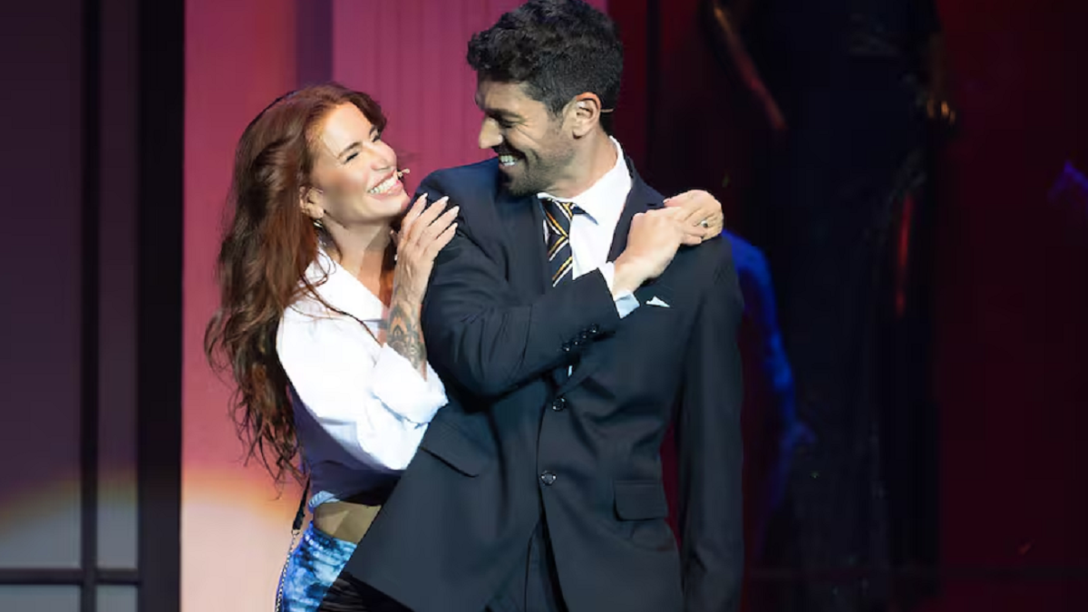 Juan Ingaramo celebró su cumpleaños sobre el escenario de Pretty Woman junto a Flor Peña