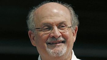 Salman Rushdie: el escritor dijo sus primeras palabras después del brutal ataque