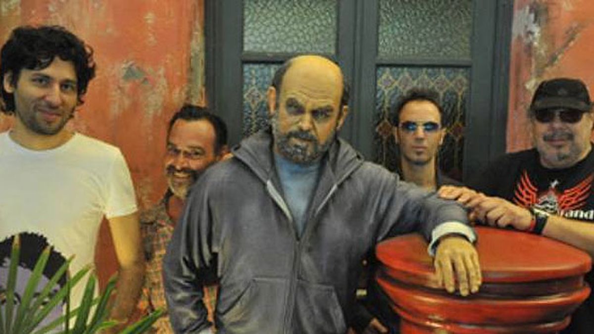 Omar Pogonza, Gonzalo Aloras, Diego Casanova y Vandera posando en un rincón de El Cairo en una postal del rock rosarino.