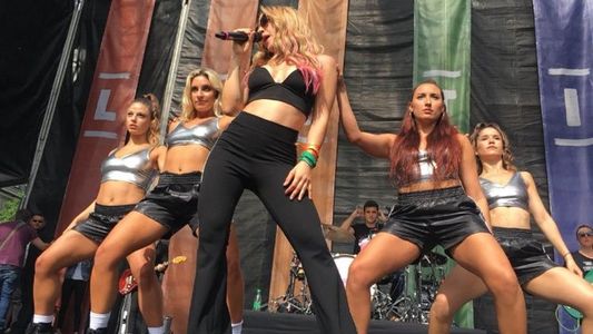 Jimena Barón cantó La Tonta en la Marcha del Orgullo 2018