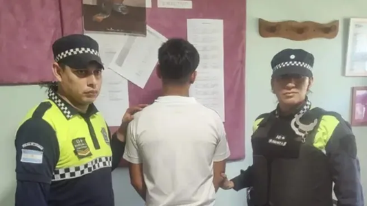 Tensión en Tucumán: un alumno de 17 años entró armado a una escuela y fue reducido en plena clase