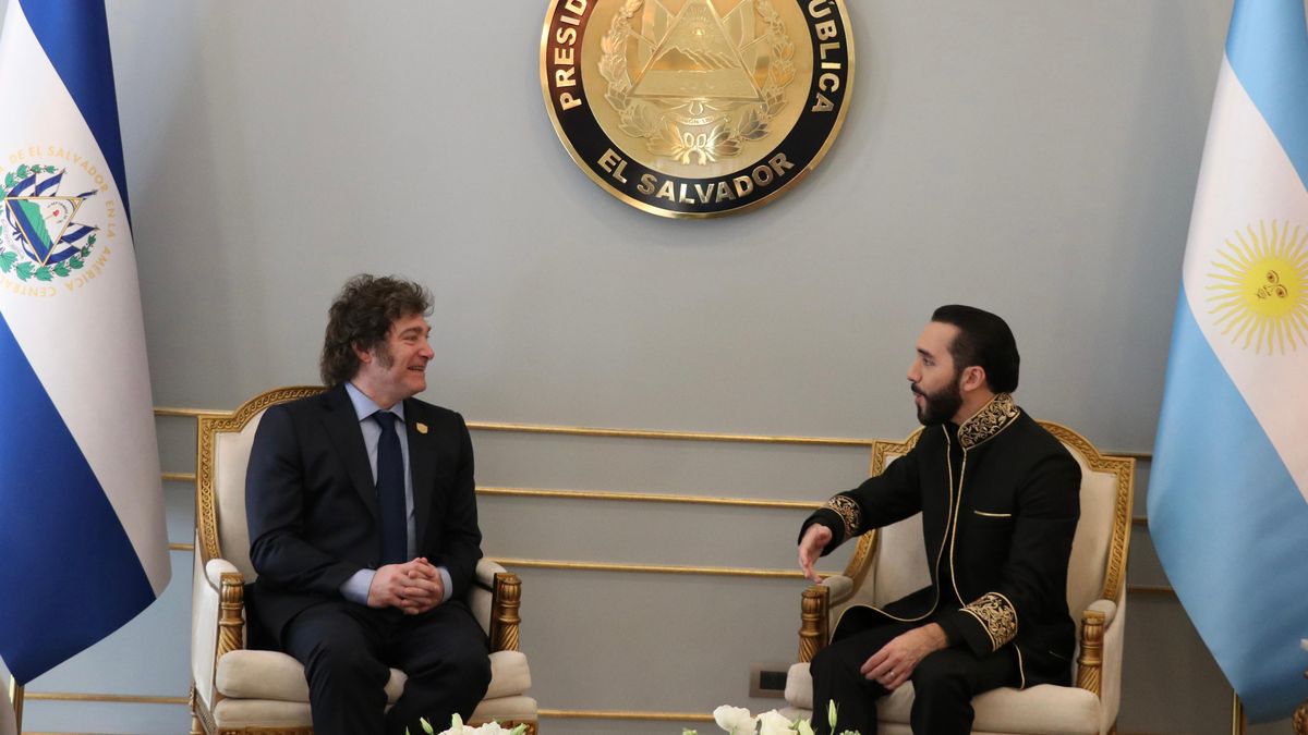  Nayib Bukele y Javier Milei﻿ en su primera charla presencial. (Foto: Presidencia)