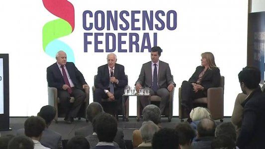 Lavagna insiste con la vía del medio: Que no nos hagan creer que existe una idea de polarización, que existe el voto útil