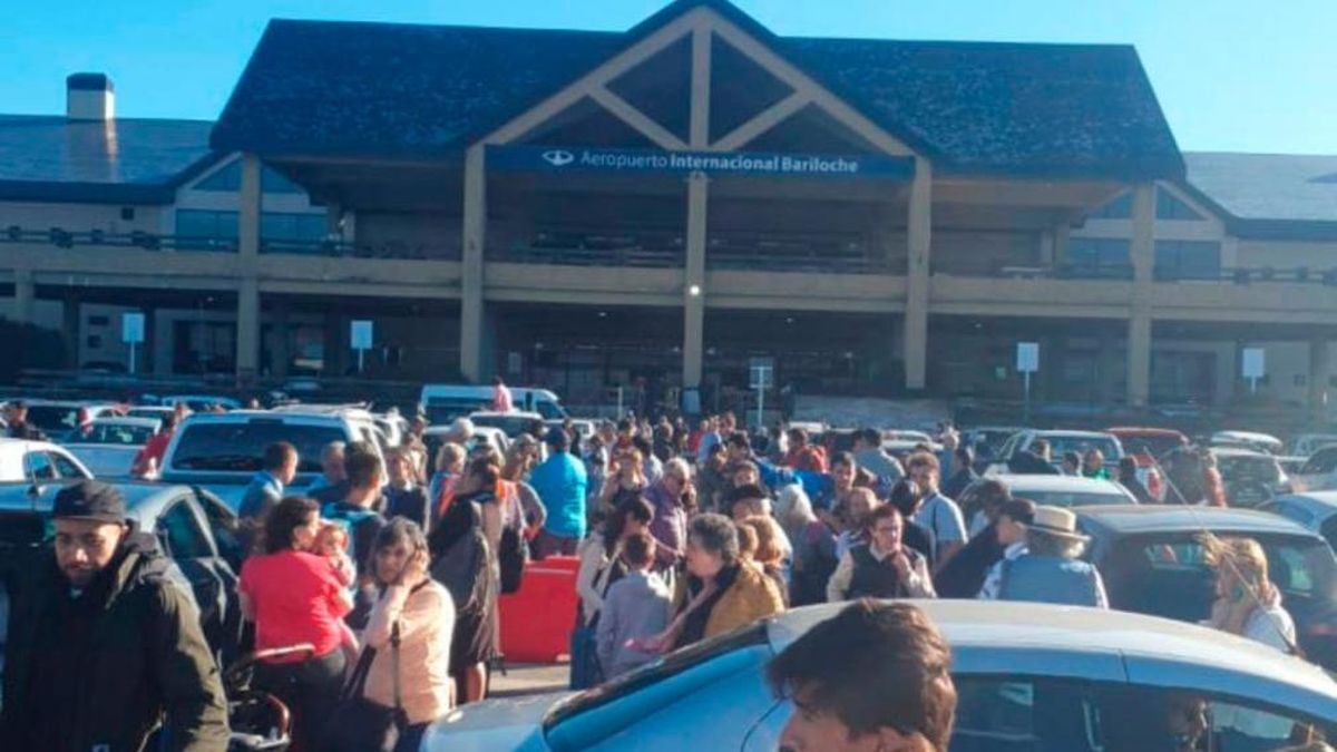 Los pasajeros tuvieron que abandonar el aeropuerto. (Foto: R3)