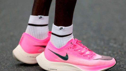 El atletismo se debate si prohibe las zapatillas mágicas de Nike