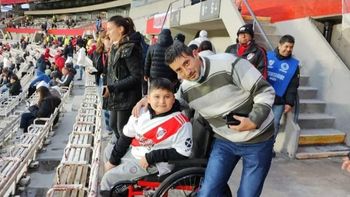 Tiene 12 años, juega al fútbol de rodillas por una enfermedad y logró conocer a su máximo ídolo de River