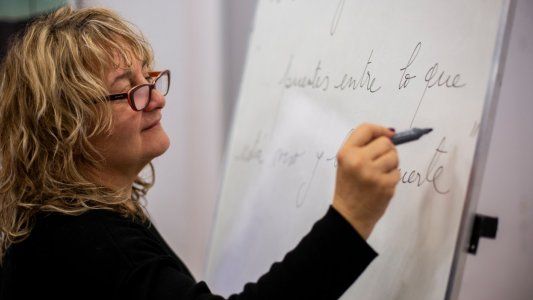 Vivir para contarlo: la escritora Ángela Pradelli se ofreció como voluntaria para la vacuna contra el COVID-19