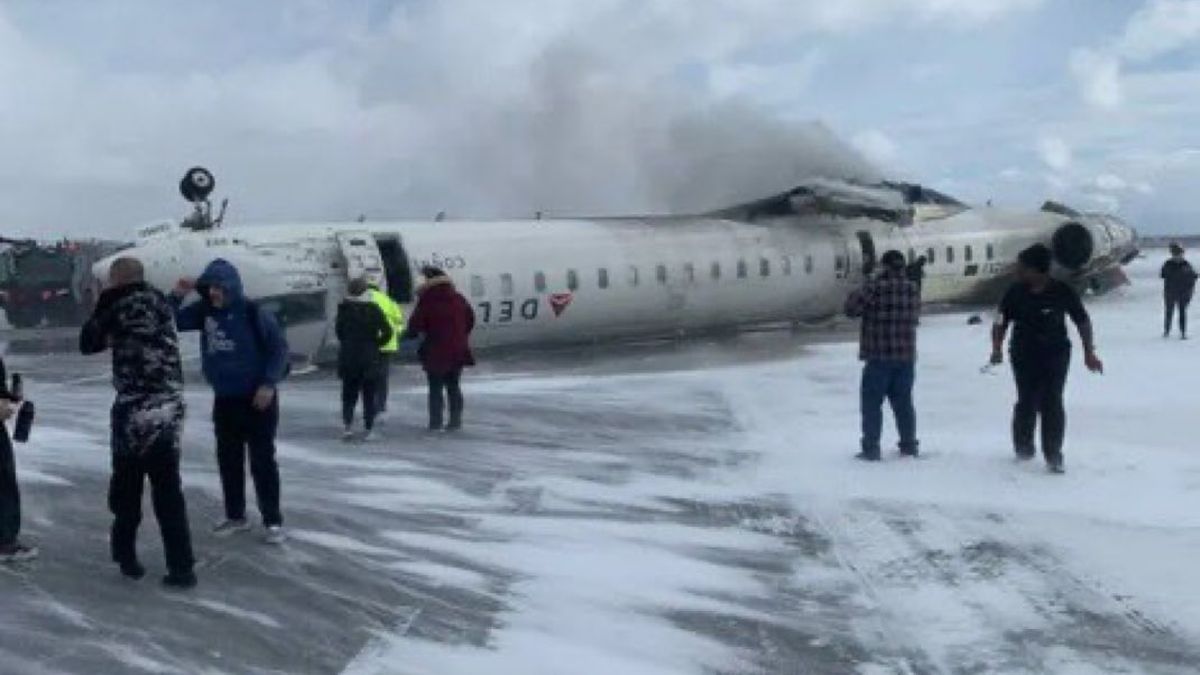El avión quedó dado vuelta en la pista de aterrizaje.