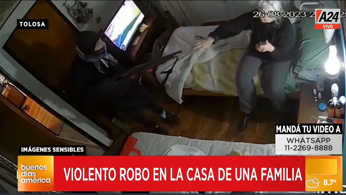 El momento en que atacan a la mujer mayor. Foto: captura de Tv.&nbsp;