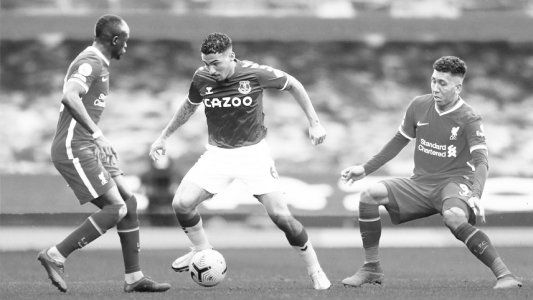 Liverpool y Everton empataron 2-2 en un partidazo con un polémico final por un gol anulado a los Reds