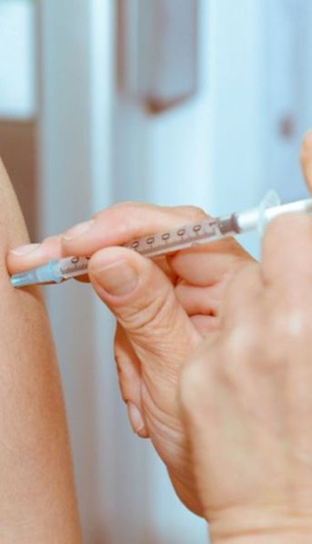 Ante el brote de gripe A, expertos aseguran que se puede aplicar la vacuna contra el coronavirus y la antrigripal el mismo día