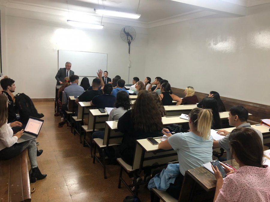 Mientras evalúa nuevas medidas por el coronavirus, Alberto se fue a dar clases a la UBA