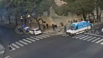 Impactante video a la salida de un boliche: atacaron a una joven con una tijera en plena calle