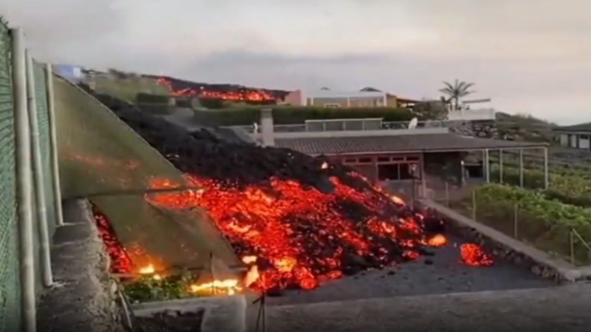 El alcalde Sergio Rodr&iacute;guez dijo que la roca fundida se estaba extendiendo por el pueblo de Los Llanos de Aridane "donde cientos de casas est&aacute;n en riesgo".