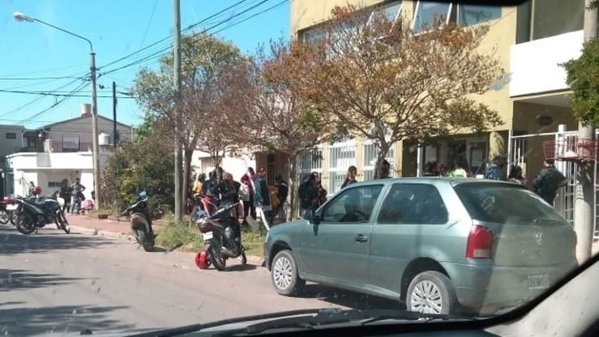 Una fila de más de una cuadra en la oficina céntrica que el Ministerio de Desarrollo Social de La Pampa para acceder a los subsidios por deudas con el servicio de gas (Foto: Diario Textual).