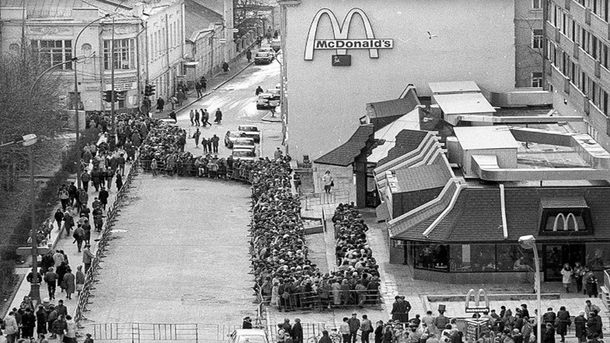 La cola en el local de Mc Donald&acute;s cuando abri&oacute; en Mosc&uacute; en 1990. (Foto: archivo)