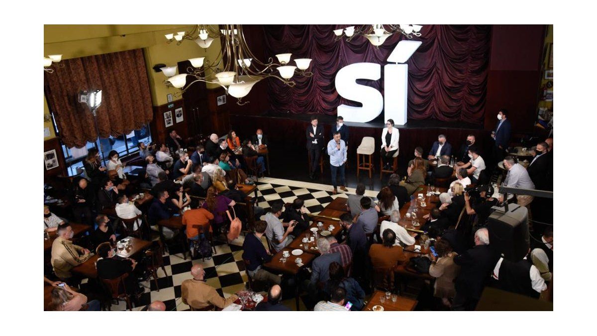 Leandro Santoro y Gisela Marziotta, con Juan José Tufaro.