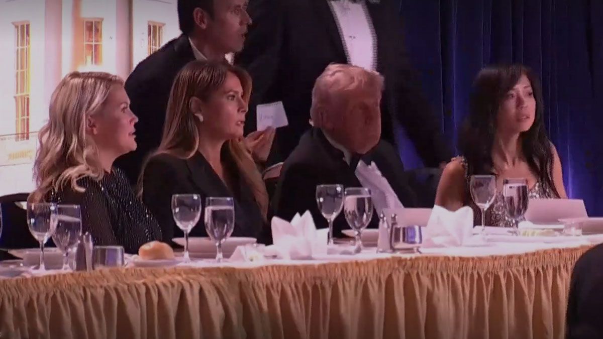 El atacante irrump en la sala. La cara de Melania Trump revela la tensión de lo que comenzaba a desarrollarse. (Foto: Reuters)