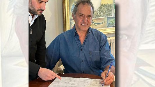PASO: Daniel Scioli firmó su precandidatura presidencial bajo el nombre Unidos Triunfaremos