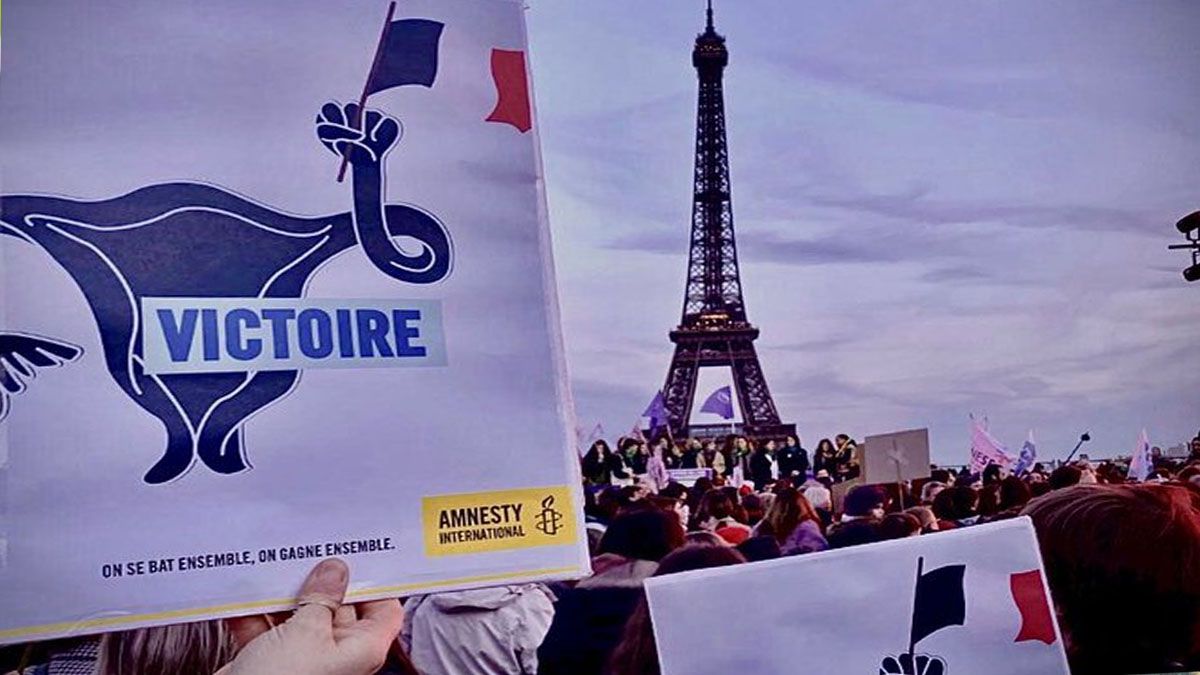 Celebraci&oacute;n en Par&iacute;s por la inclusi&oacute;n del aborto como un derecho de rango constitucional (Foto: captura de TV).
