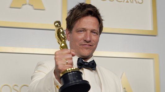 ¿Tomar alcohol para ser más felices? La extraña teoría de una película ganadora del Oscar