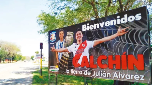Locura y emoción en Calchín, la tierra que vio nacer a Julián Álvarez: Pintamos un mural para homenajearlo
