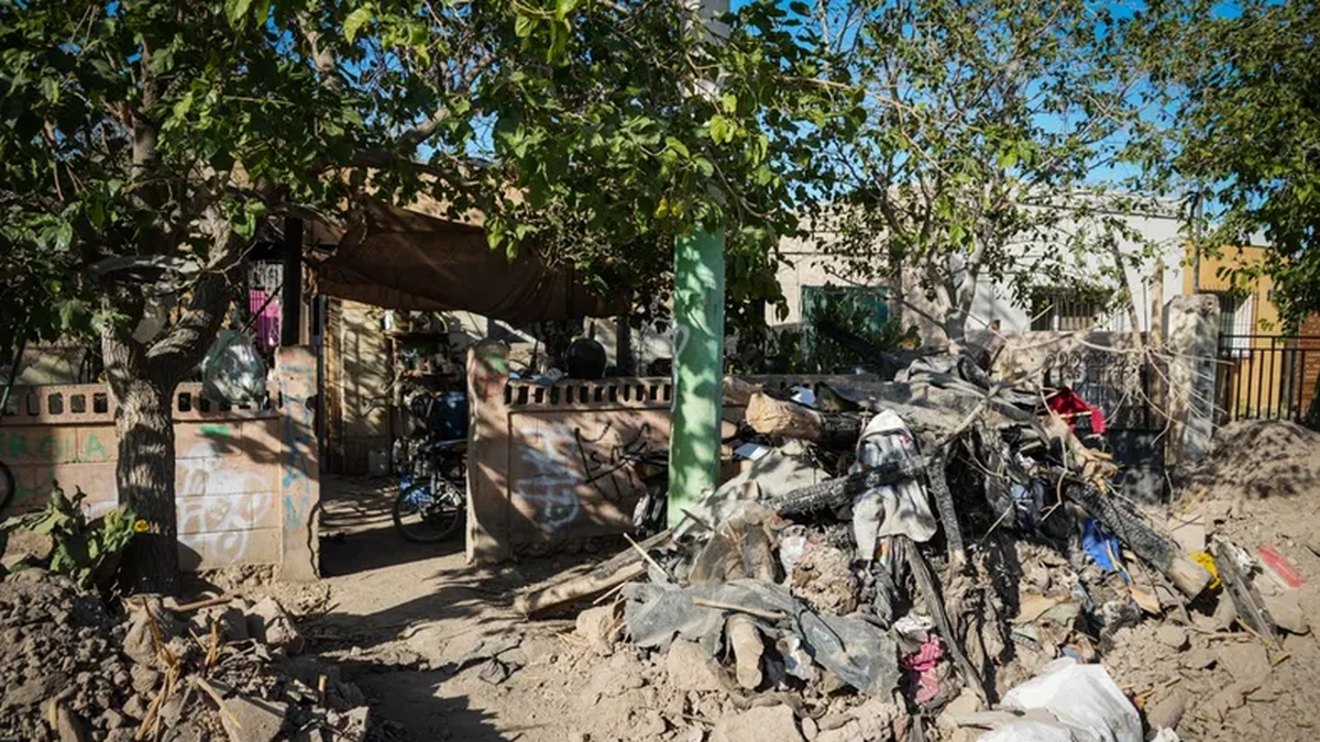 Fue la travesura de un niño lo que desató el fuego. Primero, las llamas comenzaron a expandirse en una de las habitaciones y luego, en el resto de la vivienda. (Foto: gentileza Tiempo de San Juan) Fue la travesura de un niño lo que desató el fuego. Primero, las llamas comenzaron a expandirse en una de las habitaciones y luego, en el resto de la vivienda. (Foto: gentileza Tiempo de San Juan)