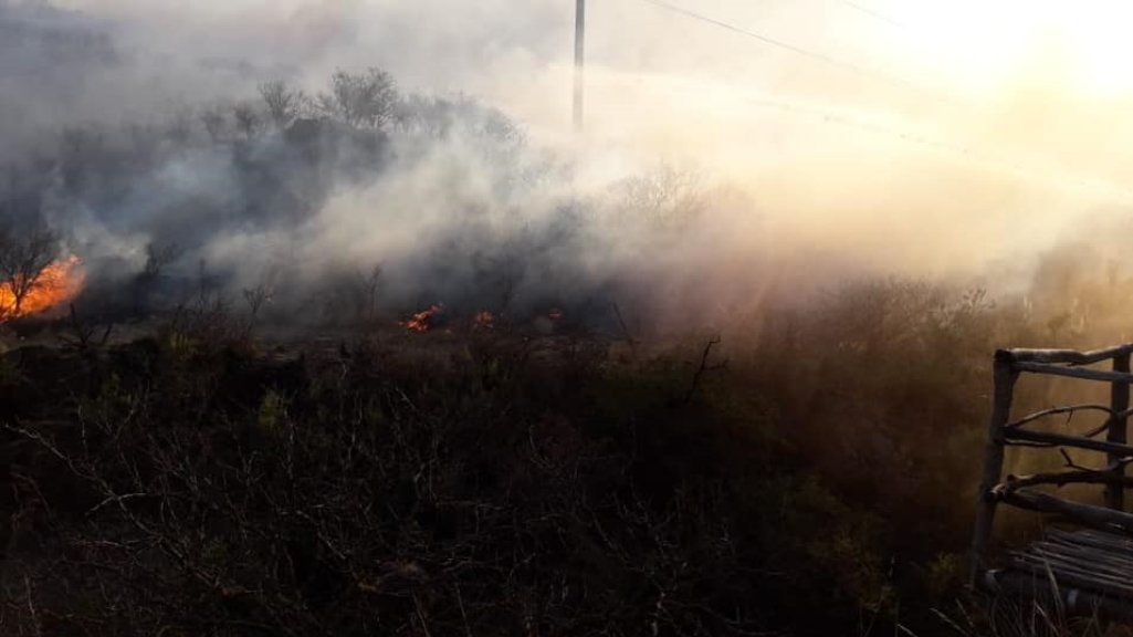 Incendios forestales en San Luis: 7 dotaciones de bomberos combaten los fuegos en las sierras