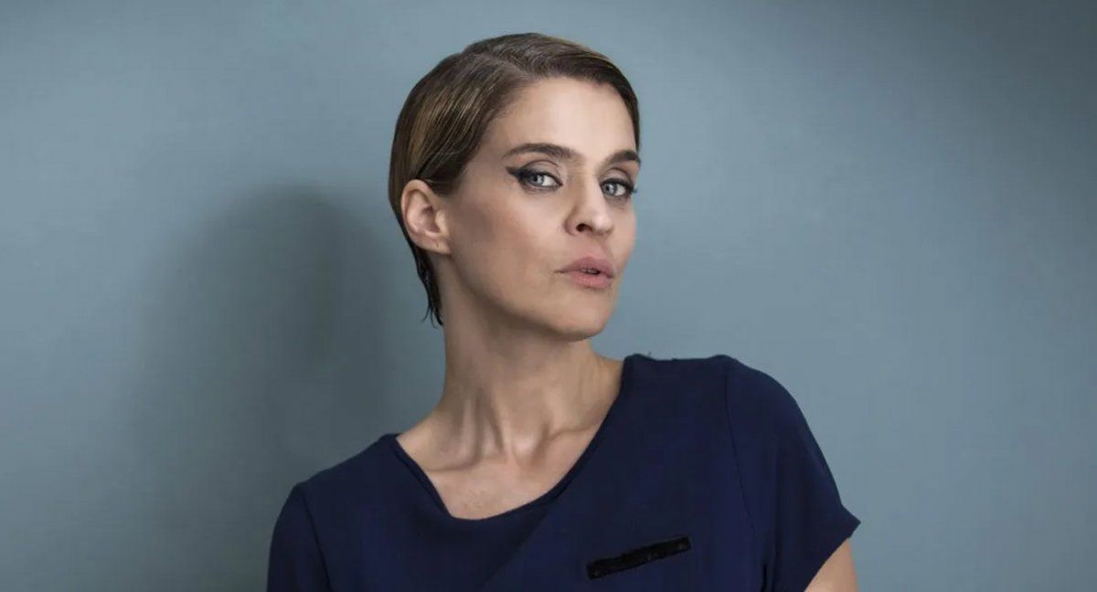 Leticia Brédice se quedó en corpiño durante una entrevista