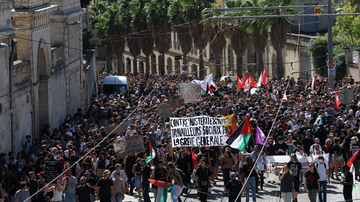 Las protestas se dieron pese a la caída del primer ministro. (Reuters)
