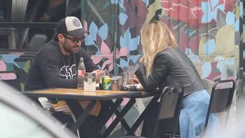 Besos apasionados en Villa Urquiza entre Sabrina Rojas y El Tucu López